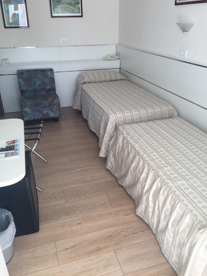 Hotel Eros Линяно Сабиадоро Екстериор снимка